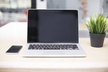 Dizüstü bilgisayar ve cep telefonu manzaraya bir masa üzerine kapatın