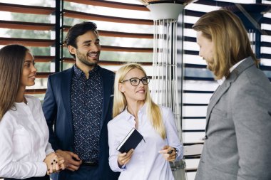 Modern ofis içinde gençlerin grup var takım toplantısı ve beyin fırtınası modern ofis