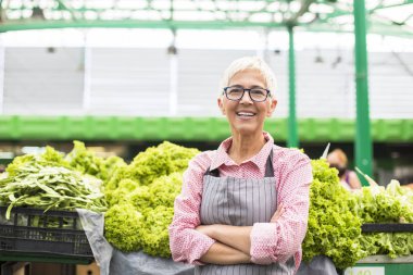 Yeşil markette durup güzel kadın kıdemli portresi