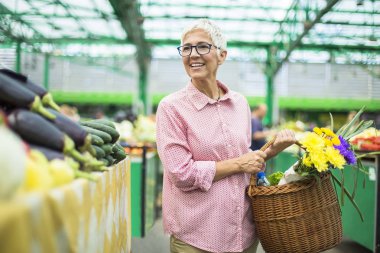 Buket çiçek sepeti piyasaya tutan üst düzey kadın portresi