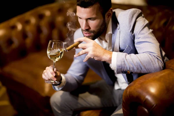 Πλούσια Γεύση Λευκό Κρασί Και Κάπνισμα Πούρου Νεαρός Επιχειρηματίας — Φωτογραφία Αρχείου