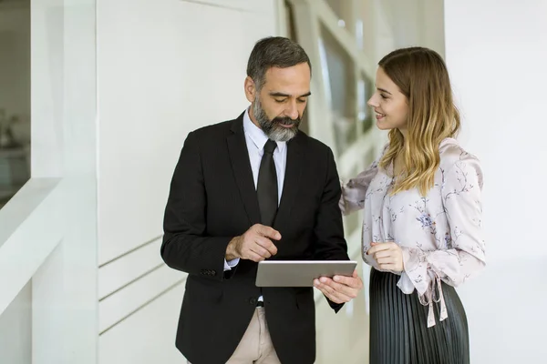 Joven Mujer Negocios Hombre Negocios Mirar Tableta Digital Discutir Sobre — Foto de Stock