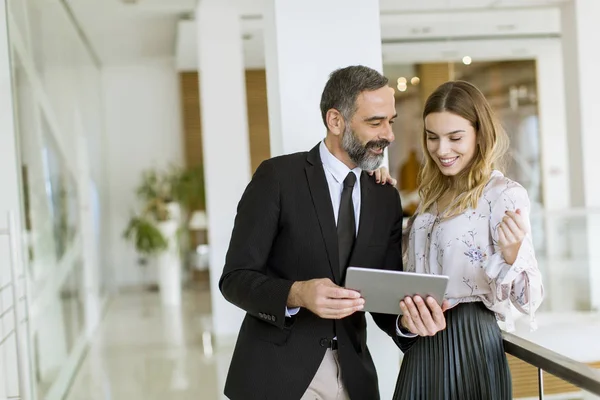 Ung Affärskvinna Och Affärsman Titta Digitala Tablett Och Diskutera Nya — Stockfoto