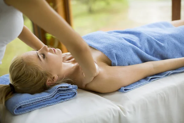 Mulher Loira Bonita Desfrutando Uma Massagem Spa Saúde — Fotografia de Stock