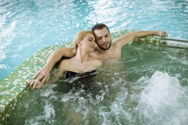 Spa sıcak küvette çift rahatlatıcı sevgi dolu