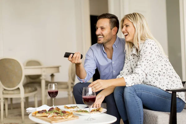 Jeune Couple Appréciant Manger Pizza Regarder Télévision Maison — Photo