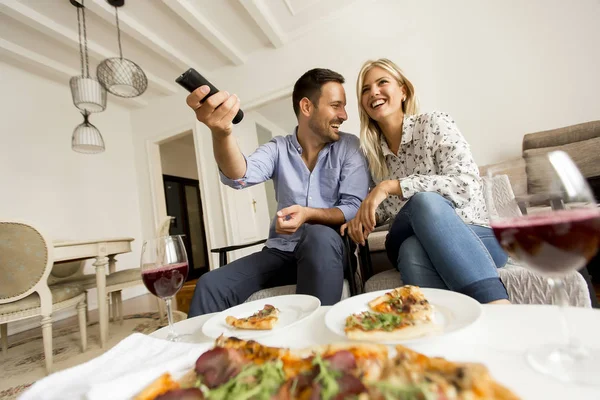 Pareja Joven Disfrutando Comiendo Pizza Viendo Televisión Casa — Foto de Stock