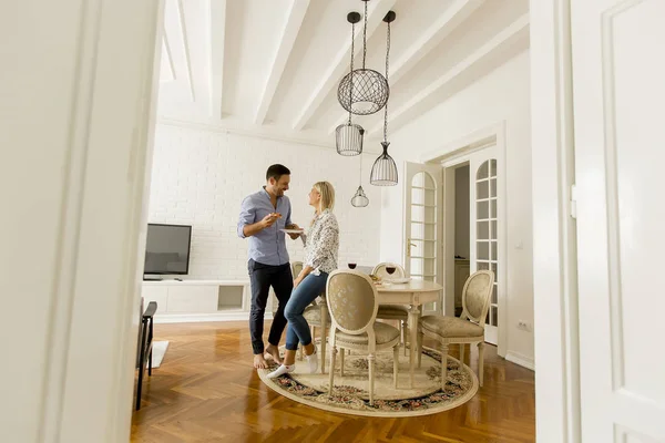 Jovem Casal Comendo Pizza Quarto — Fotografia de Stock