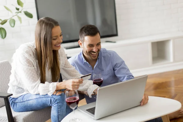 Odanın içinde laptop bakarak çarklı çift portresi