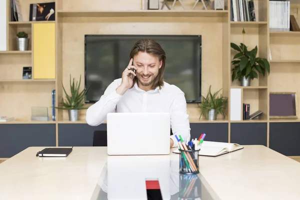 Empresário Sentado Mesa Com Laptop Telefone Escritório — Fotografia de Stock