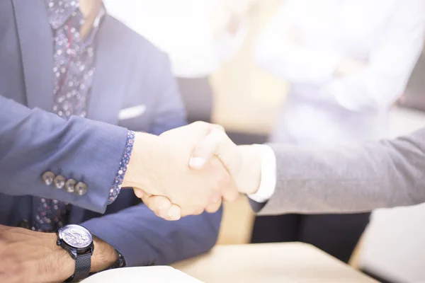 Closeup Podnikatelů Handshake Když Finišuje Jednání — Stock fotografie