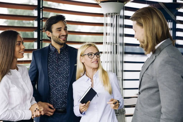 Modern ofis içinde gençlerin grup var takım toplantısı ve beyin fırtınası modern ofis