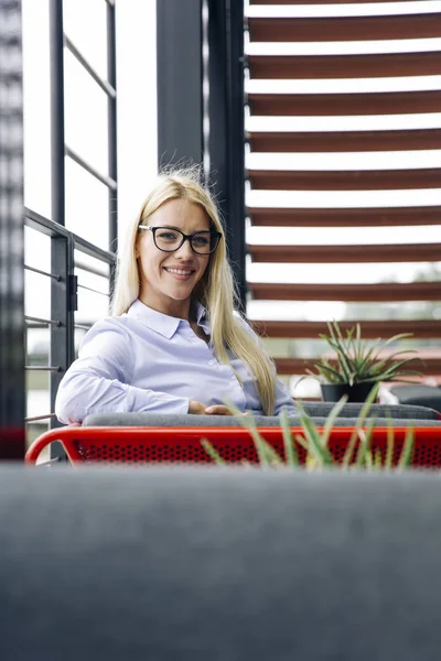 Retrato Una Mujer Negocios Sonriente Sentada Sofá Descansando —  Fotos de Stock