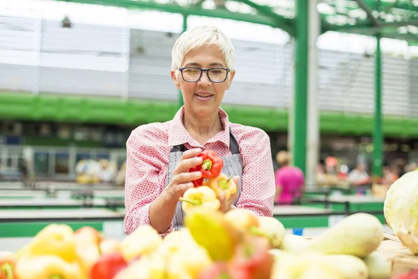 Portrait Senior Woman Sells Organic Vegetable Market — Stock Photo, Image