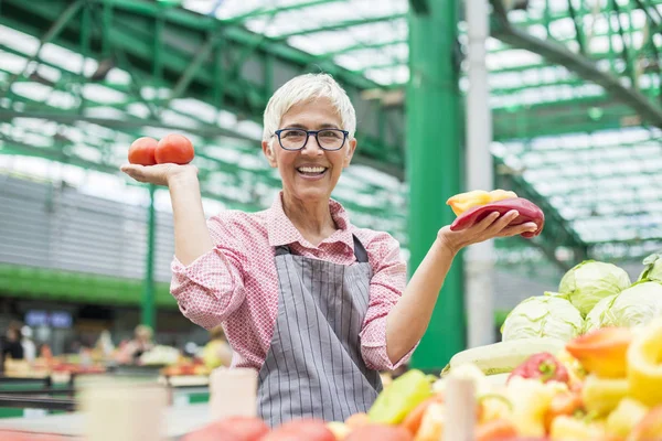 Kadın kıdemli portresi Pazar organik sebze satan