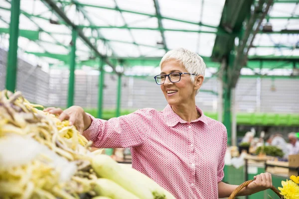 Ritratto Donna Anziana Che Acquista Sul Mercato — Foto Stock