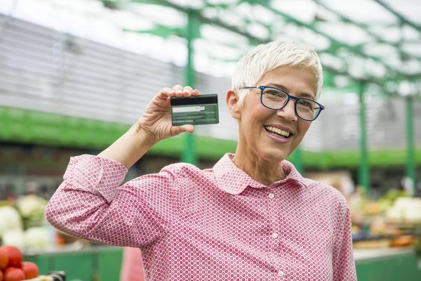 Portrait Senior Woman Holds Credit Card Market — Stock Photo, Image