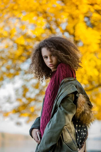摆在秋季公园的青少年女孩的肖像 — 图库照片