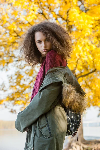 Porträt Eines Teenie Mädchens Posiert Herbstpark — Stockfoto