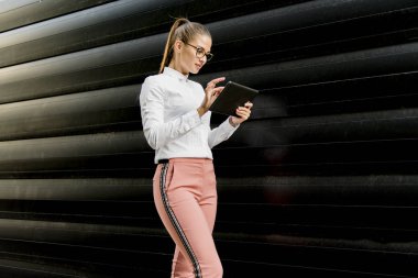 Duvar inşa ofisi tarafından dijital tablet ile genç ve güzel kadın