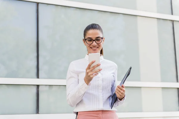 Porträtt Framgångsrik Ung Affärskvinna Med Smartphone Och Hålla Dokument Utomhus — Stockfoto