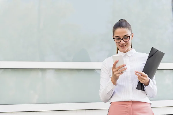 Porträtt Framgångsrik Ung Affärskvinna Med Smartphone Och Hålla Dokument Utomhus — Stockfoto