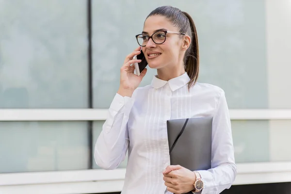 Portrait Successful Young Businesswoman Using Smartphone Holding Documents Outdoors — Stock Photo, Image