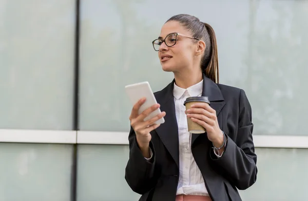 Портрет Молодой Предпринимательницы Использующей Мобильный Телефон Пьющей Кофе Время Перерыва — стоковое фото