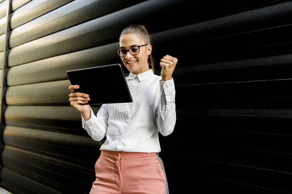 Mujer Bastante Joven Con Tableta Digital Junto Pared Del Edificio —  Fotos de Stock