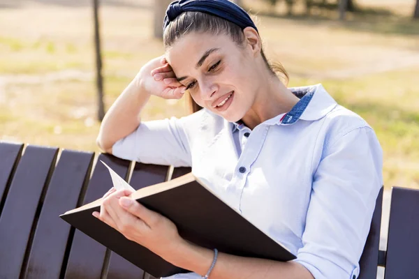 Jovem Alegre Segurando Livro Aberto Lendo Banco Parque Outono — Fotografia de Stock