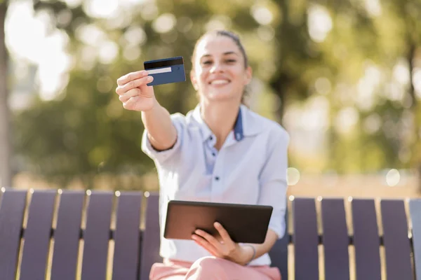 Jeune Femme Faisant Shopping Ligne Avec Carte Crédit Dans Parc — Photo