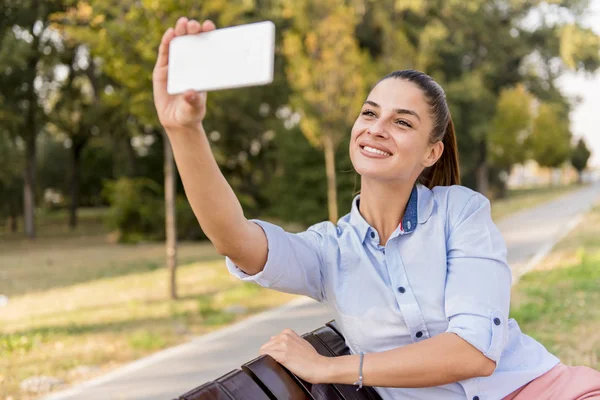 Mujer Joven Tomando Selfie Banco Parque Día Soleado — Foto de Stock