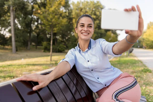 Mujer Joven Tomando Selfie Banco Parque Día Soleado — Foto de Stock