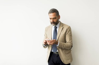 Ofiste cep telefonunuzla yakışıklı olgun işadamı