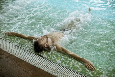 Yakışıklı delikanlı rahatlatıcı spa sıcak küvette