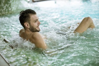 Yakışıklı delikanlı rahatlatıcı spa sıcak küvette