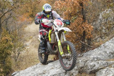 Soko Banja, Sırbistan - 20 Ekim 2018: Tanımlanamayan sürücü Hard Enduro yarış Soko Banja, Sırbistan için. Bu motor offroad yarış Ekim 20-21, 2018 gerçekleşti.