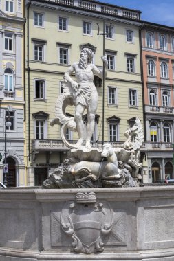 Trieste, İtalya - 1 Temmuz 2018: Manzaraya piazza Çeşme Neptune heykeli della Borsa Trieste, İtalya. Çeşme heykeltıraş tarafından Bartolomeo Ammannati 1565 yapılmıştı.