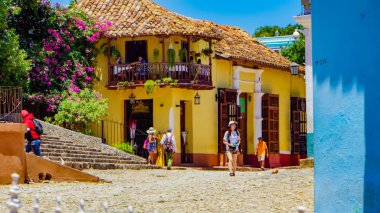 Trinidad, Küba - 25 Mayıs 2014: Trinidad, Küba'nın sokakta kimliği belirsiz kişi. Trinidad 1988'den beri Unesco Dünya Mirası sit alanı oldu.
