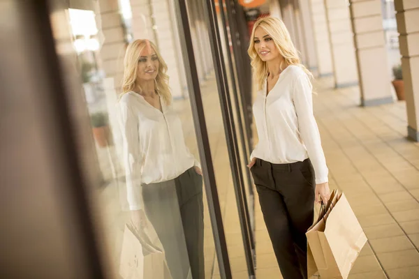 Hübsche Junge Blonde Frau Beim Einkaufen Auf Einer Straße — Stockfoto