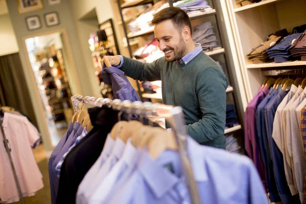 Retrato Joven Animado Mirando Ropa Para Comprar Tienda — Foto de Stock