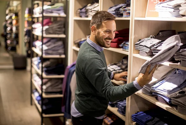 Schöner Junger Mann Kauft Kleidung Laden — Stockfoto