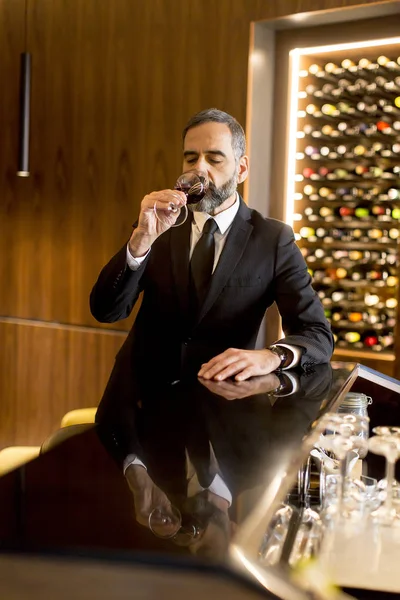高级英俊男子喝红酒的肖像 — 图库照片