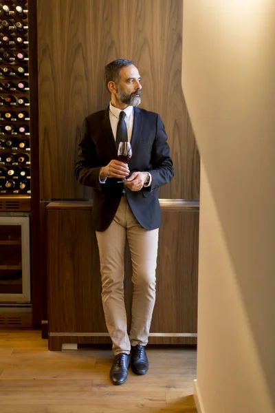 Retrato Homem Bonito Com Copo Vinho Tinto — Fotografia de Stock