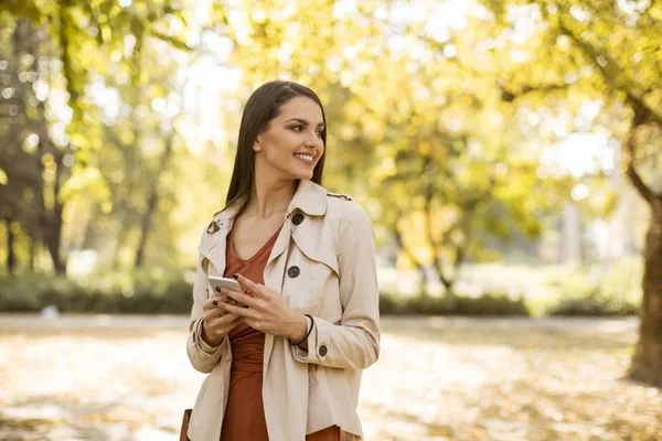 Gelukkig Jonge Vrouw Met Behulp Van Mobiele Telefoon Herfst Park — Stockfoto