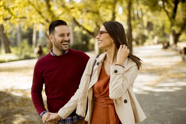 Amare Giovane Donna Uomo Che Camminano Nel Parco Cittadino Tenendosi — Foto Stock