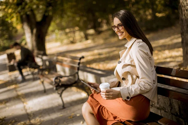 Γυναίκα Πίνει Καφέ Και Κάθεται Παγκάκι Στο Πάρκο Φθινόπωρο Καιρός — Φωτογραφία Αρχείου