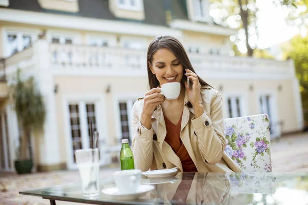 Cep Telefonu Içecekler Kahve Kullanarak Şehir Kafede Oturan Genç Şık — Stok fotoğraf