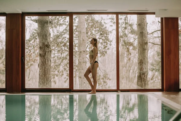 Mujer Joven Bonita Caminando Por Piscina —  Fotos de Stock