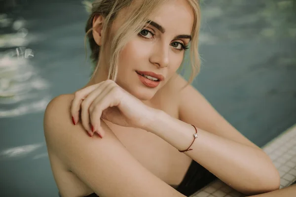 Hübsche Junge Blonde Frau Entspannt Sich Pool — Stockfoto